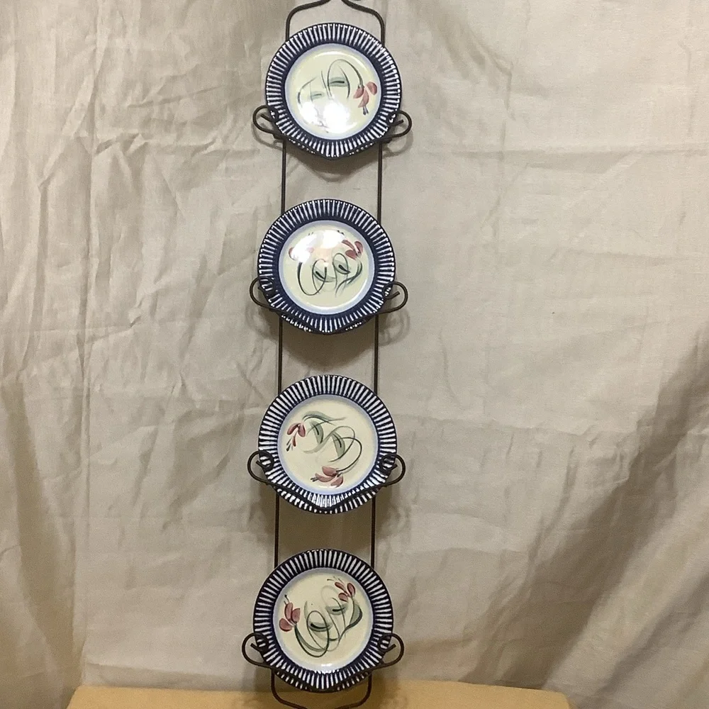 Wall-Mount Decorative Metal Plates Rack in Black